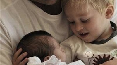 بالحب لا بالعقاب.. كيف تصنع التربية الحنونة طفل واثق وسعيد؟ 	