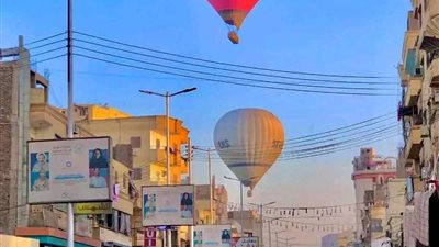 الرياح تغيّر مسارها فجأة.. إلغاء عدد من رحلات البالون بالأقصر بعد انطلاقها