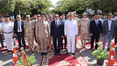  محافظ المنوفية يضع إكليلاً من  الزهور على النصب التذكاري بشبين الكوم 