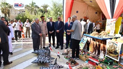 محافظ الفيوم يضع إكليلاً من الزهور على النصب التذكارى للشهداء بميدان قارون 