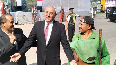 محافظ الغربية يمازح عمال النظافة.. وعامل: «ربنا يكرمه الراجل ده»