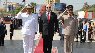 محافظ بنى سويف يضع إكليل الزهور على النصب التذكارى احتفالا بنصر أكتوبر