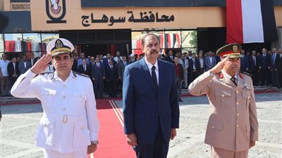 محافظ سوهاج يضع إكليلا من الزهور على النصب التذكاري لشهداء أكتوبر.. صور 