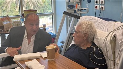 في المستشفى..الكابتن محمود الخطيب يزور حسن شحاته للاطمئنان على صحته