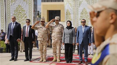 محافظ دمياط يضع إكليل الزهور على النصب التذكاري في ذكرى نصر أكتوبر 
