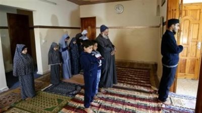 هل يجوز للرجل أن يؤدي الصلاة مع زوجته وأبنائه بدلًا من أدائها في المسجد؟