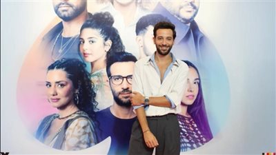 لابس قميصين.. تفاصيل إطلالة كريم قاسم في العرض الخاص لفيلم هيبتا