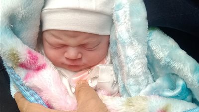 منتقبة تلقي رضيعة مربوطة بالحبل السري أمام موقف دمنهور