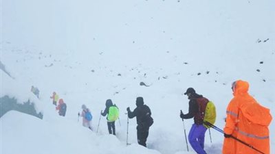 أكثر من 200 متسلق مازالوا عالقين بسبب عاصفة ثلجية ضربت جبل إيفرست