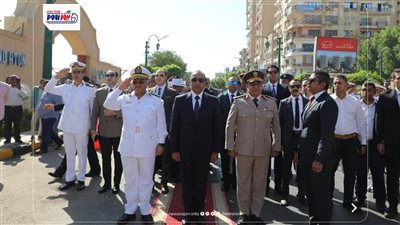 وضع إكليلًا من الزهور على النصب التذكاري للشهداء بمناسبة ذكري أكتوبر بالمنيا