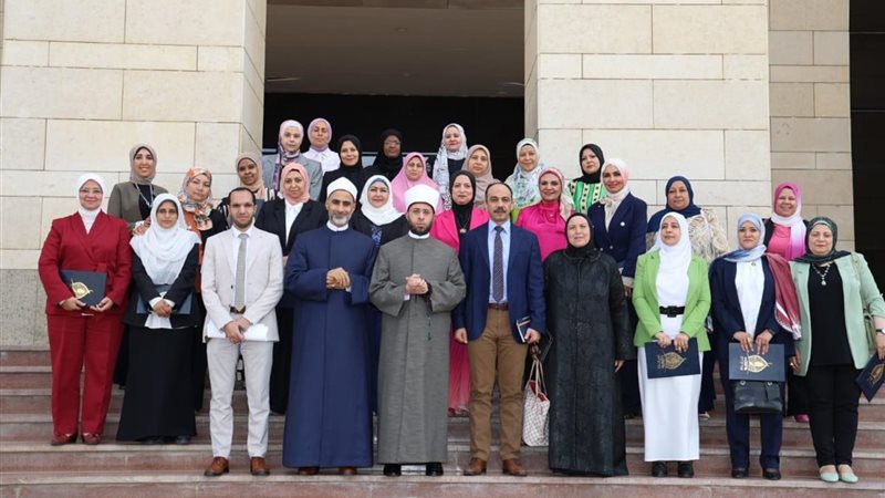 وزير الأوقاف مع المكرمات