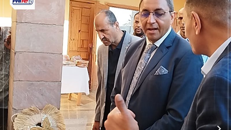 محافظ قنا داخل معبد