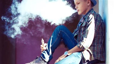 الصحة العالمية: 15 مليون قاصر في العالم يدخنون السجائر الإلكترونية 