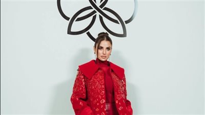 درة بإطلالة جذابة خلال حضورها عرض أزياء جورج حبيقة بأسبوع باريس للموضة 