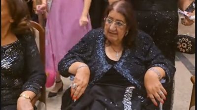 شبهه بالظبط!.. ظهور نادر لوالدة هاني رمزي في حفل زفاف نجله |صور