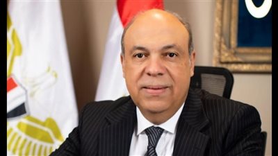 وزير الطيران  يهنئ  العناني: الفوز بمنصب مدير عام اليونسكو فخر لمصر والعرب
