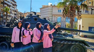 طالبات يلتقطن صور تذكارية مع دبابات العدوان بمتحف بورسعيد الحربي 