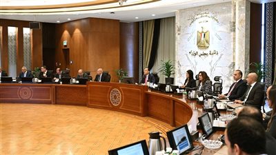 رئيس الوزراء خلال اجتماعه بقيادات الحكومة: نحرص على تعزيز دور القطاع الخاص