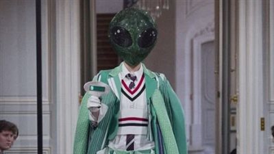 الكائنات الفضائية تغزو أسبوع الموضة.. مجموعة توم براون الجاهزة للربيع 2026