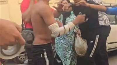 شاب يثير الفوضى بطنطا بعد خلع ملابسه أمام مدرسة.. والسبب صادم