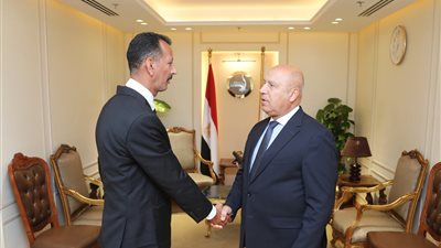 كامل الوزير يكرم سائق أعاد شنطة بها أكثر من مليون جنيه لسائحتين