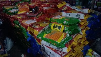 ضبط أكثر من نصف طن مقرمشات وعدد 500 علبة سجائر مجهولة المصدر ببنى سويف 