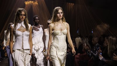 عرض أزياء ألكسندر ماكوين دراما نحت بأسبوب بريطاني لخريف 2026