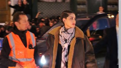 العارضة نور عريضة ترتدي الكوفية الفلسطينية في أسبوع باريس للموضة 