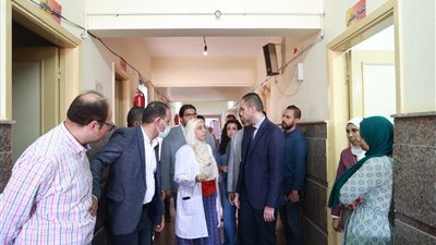 خطوة مفاجئة.. نائب وزير الصحة يعلن عن خطة شاملة لتطوير مستشفى قطور