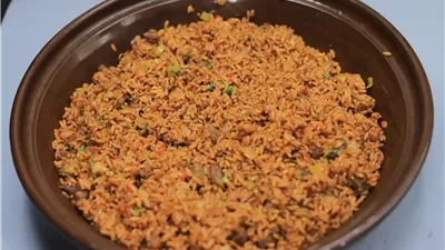 بخطوات سهلة وبسيطة.. طريقة عمل طاجن لسان العصفور بالسجق