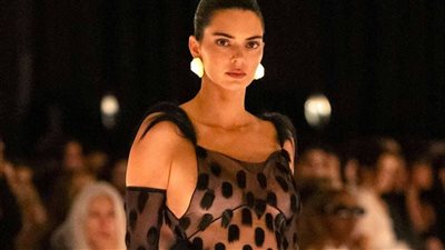 كيندال جينر تخطف الأضواء بإطلالة جريئة بأسبوع باريس للموضة 