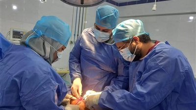 مستشفى عزبة البرج تنقذ حياة طفل بعد إصابته بجرح قطعي ونزيف شديد