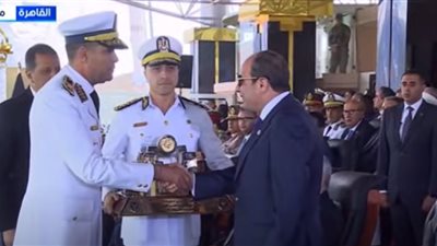 الرئيس السيسي يتسلم هدية تذكارية خلال حفل تخرج دفعة جديدة بأكاديمية الشرطة 