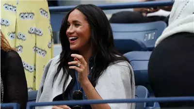 ليست تصرفات ملكات.. ميجان ماركل تسخر من عارضة سقطت بأسبوع باريس للموضة