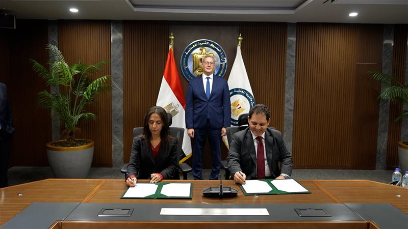 جانب من توقيع الاتفاقية