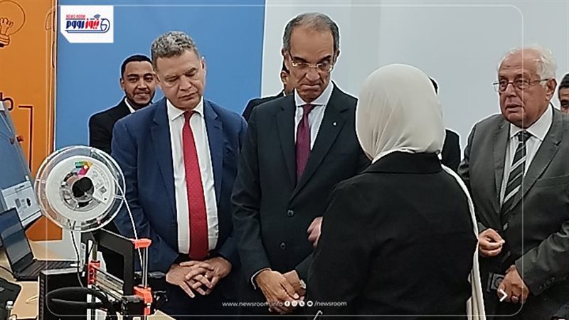 وزير الاتصالات بقنا