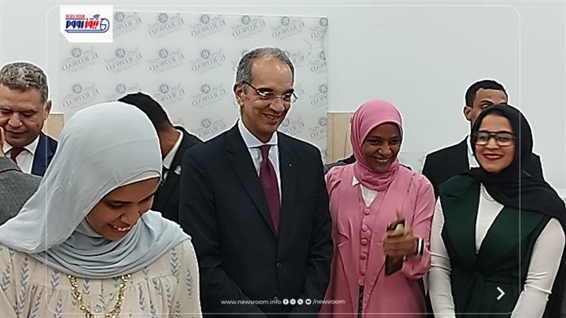 وزير الاتصالات بقنا