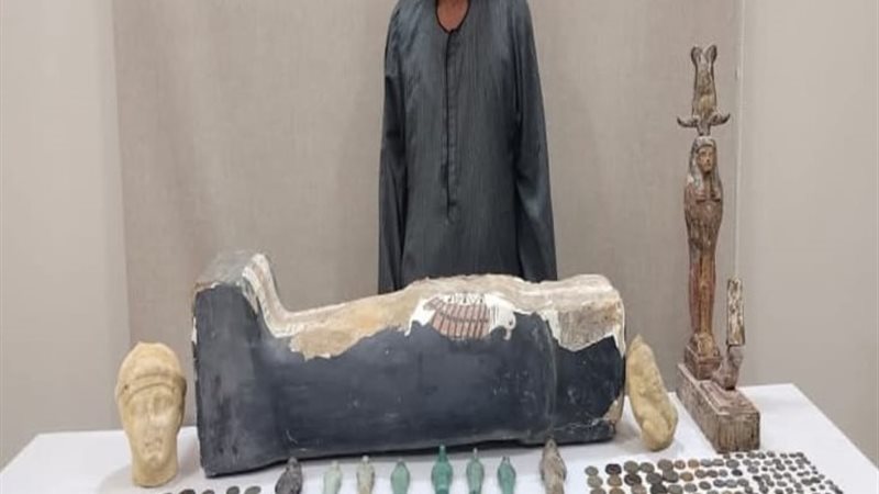 المتهم و أمامه المضبوطات