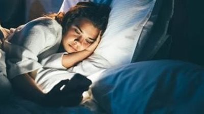 دراسة: النظر إلي الهاتف قبل النوم يعادل تأثير كوبين من القهوة