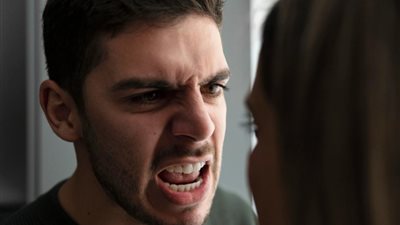 لماذا ينشأ العنف؟ الأسباب الخفية والنتائج الكارثية لذلك 