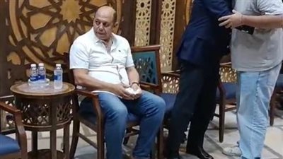 الحزن على ملامحه.. أحمد سليمان يقدم واجب العزاء لأسرة نجم الزمالك الراحل