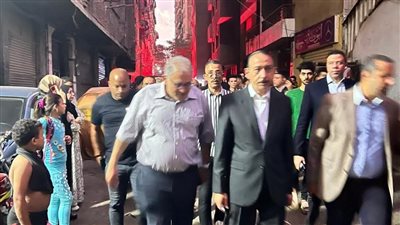 مدير أمن القاهرة يتفقد موقع حريق مخزن قطع غيار سيارات بالحرفيين| صور 