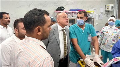 6 وفيات و16 مصابا.. محافظ الأقصر يتفقد مصابي حادث الطريق الصحراوي الغربي