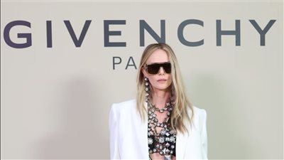 تشارليز ثيرون تخطف الأنظار في عرض أزياء جيفنشي لربيع 2026