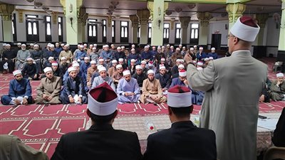 لمتابعة الانضباط.. مدير مديرية أوقاف السويس يجتمع مع الأئمة ومديري الإدارات