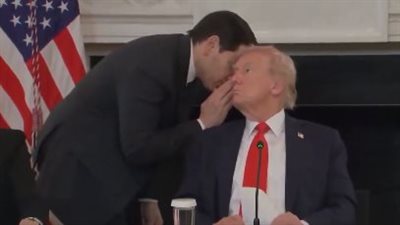 همس في أذن ترامب.. لحظة تلقي الرئيس الأمريكي خبر اتفاق إنهاء الحرب| فيديو