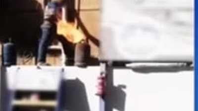 قديم و تم ضبط المتهم..فيديو لشخص يحاول إشعال إسطوانات بوتجازداخل محطة وقود 