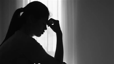 لماذا تعاني النساء من القلق أكثر من الرجال؟ دراسة تجيب 	