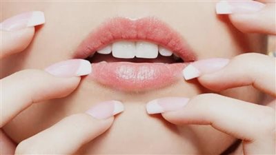 سر الشفاه الناعمة مع تغير الفصول.. وصفات طبيعية تدوم طوال اليوم 	