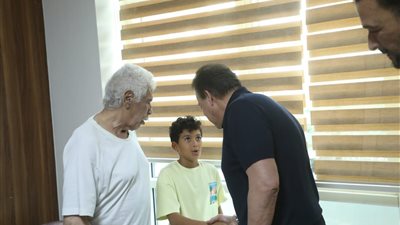 تكليف رئاسي..وزير الصحة والسكان يزور الكابتن حسن شحاتة للاطمئنان على حالته